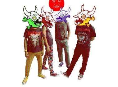 Foto da banda Boi de Piranha. Em um fundo branco, os quatro integrantes estão em pé, vestem camisas de bandas de rock, calças compridas e all stars coloridos. Os rostos deles estão cobertos por um desenho estilizado de uma piranha de enormes dentes e chifres de boi. Há um sol vermelho com rosto acima dos quatro integrantes da banda.
