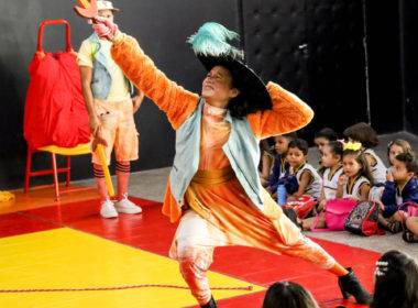 Foto da apresentação da peça Pedrinho e o Pombo Alazão, pela Uniartes.